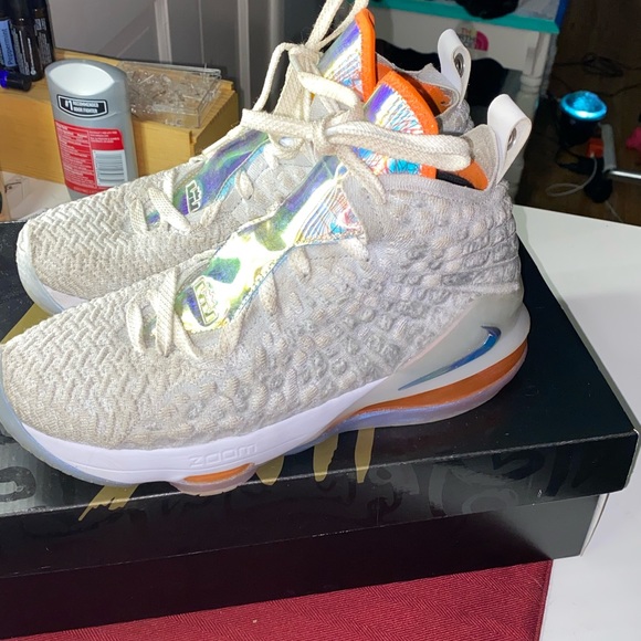 Lebron xvII LMTD (GS) - Picture 1 of 5